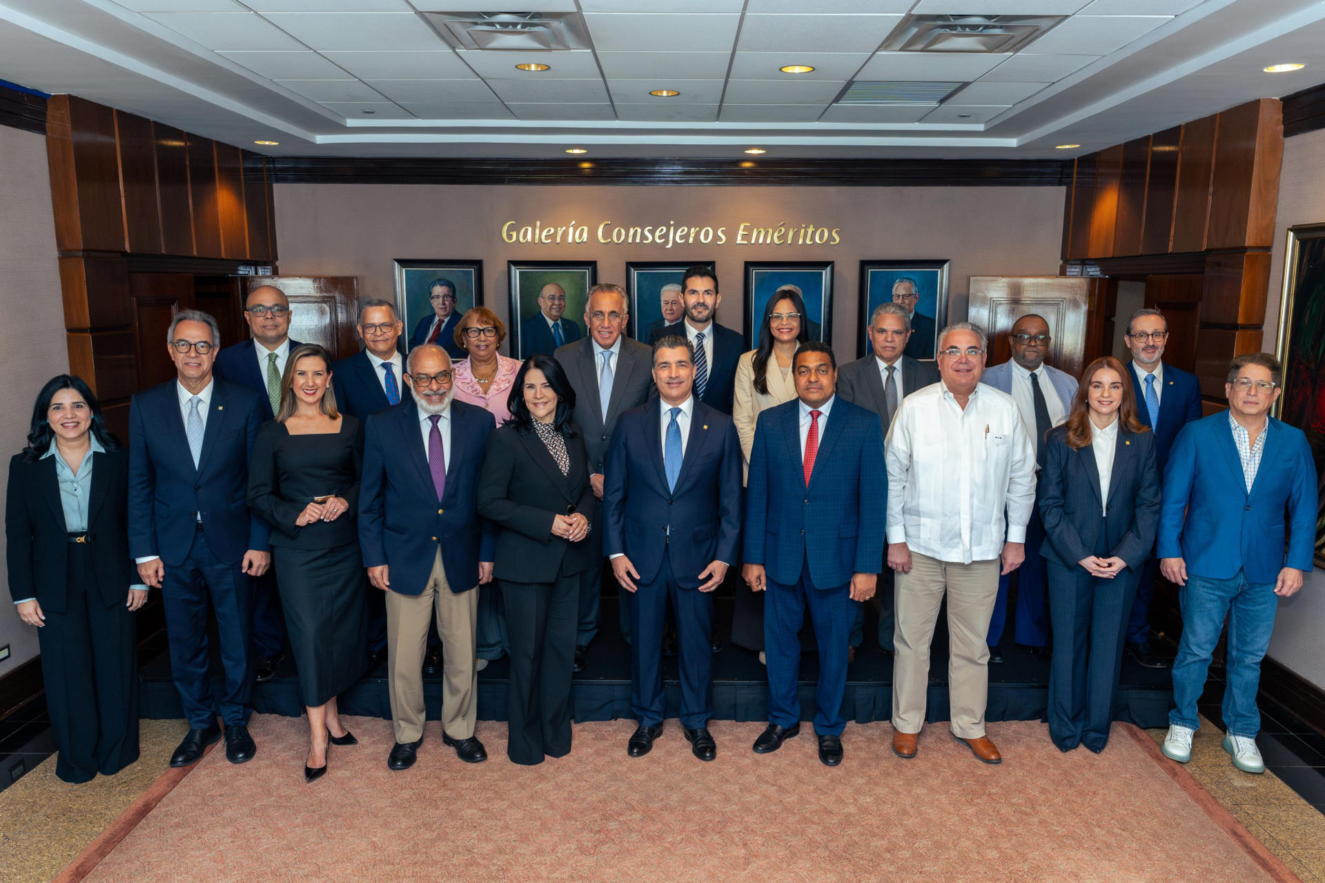 Fotografía cedida por el Banco Popular Dominicano que muestra a ejecutivos del banco y directores de medios de comunicación durante un encuentro este martes, en Santo Domingo (República Dominicana). EFE/ Banco Popular Dominicano /SOLO USO EDITORIAL/NO VENTAS/ SOLO DISPONIBLE PARA ILUSTRAR LA NOTICIA QUE ACOMPAÑA (CRÉDITO OBLIGATORIO)