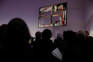 MADRID (ESPAÑA), 16/02/2026.- Vista de la obra 'Tela quemada 4' de Joan Miró durante la presentación este lunes de las Colecciones del Museo Reina Sofía: 'Colección. Arte Contemporáneo: 1975-Presente', que cuenta la historia del arte de los últimos 50 años desde España, y con la que se cambia la forma de mostrar los fondos de este museo al público, gracias a un recorrido más accesible, dinámico y didáctico que pone en el centro de la experiencia museística al visitante. EFE/ Chema Moya