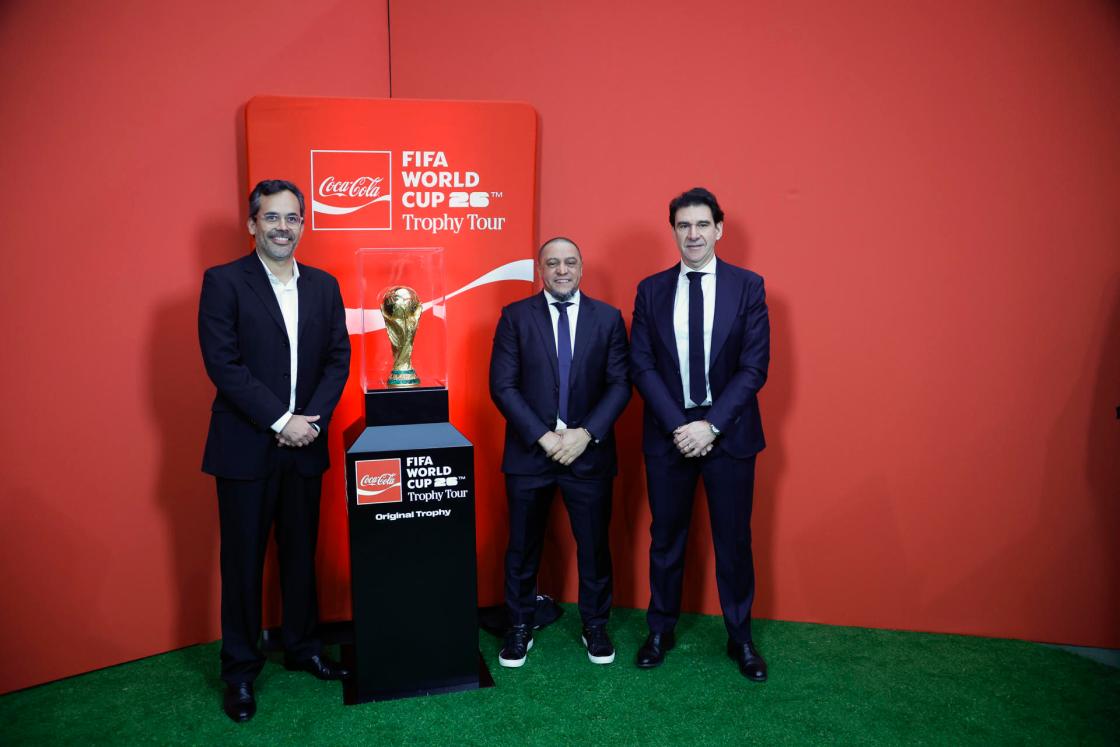 MADRID, 07/02/2026.- El exfutbolista Aitor Karanka (d), director técnico de desarrollo de la Selección absoluta de fútbol masculina absoluta, el ex jugador Del Real Madrid y FIFA Legend, el brasileño Roberto Carlos (c), y el director general de Coca-Cola Iberia, Pedro Massa (i), durante el acto de presentación este sábado de la Copa del Mundo de la FIFA, "Tour del trofeo", en el estadio Bernabéu en Madrid. El icónico trofeo de la Copa Mundial realizó este sábado una parada en el Bernabéu como parte de la gira internacional por 30 países que han organizado Coca-Cola y la FIFA como antesala al torneo de este año y que, en la capital española, ha tenido como embajadores a los exfutbolistas Aitor Karanka y Roberto Carlos. EFE/David Fernández
