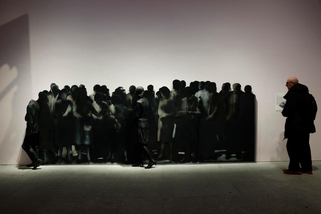 MADRID (ESPAÑA), 16/02/2026.- Vista de la obra 'Escena urbana' de Rafael Canogar durante la presentación este lunes de las Colecciones del Museo Reina Sofía: 'Colección. Arte Contemporáneo: 1975-Presente', que cuenta la historia del arte de los últimos 50 años desde España, y con la que se cambia la forma de mostrar los fondos de este museo al público, gracias a un recorrido más accesible, dinámico y didáctico que pone en el centro de la experiencia museística al visitante. EFE/ Chema Moya