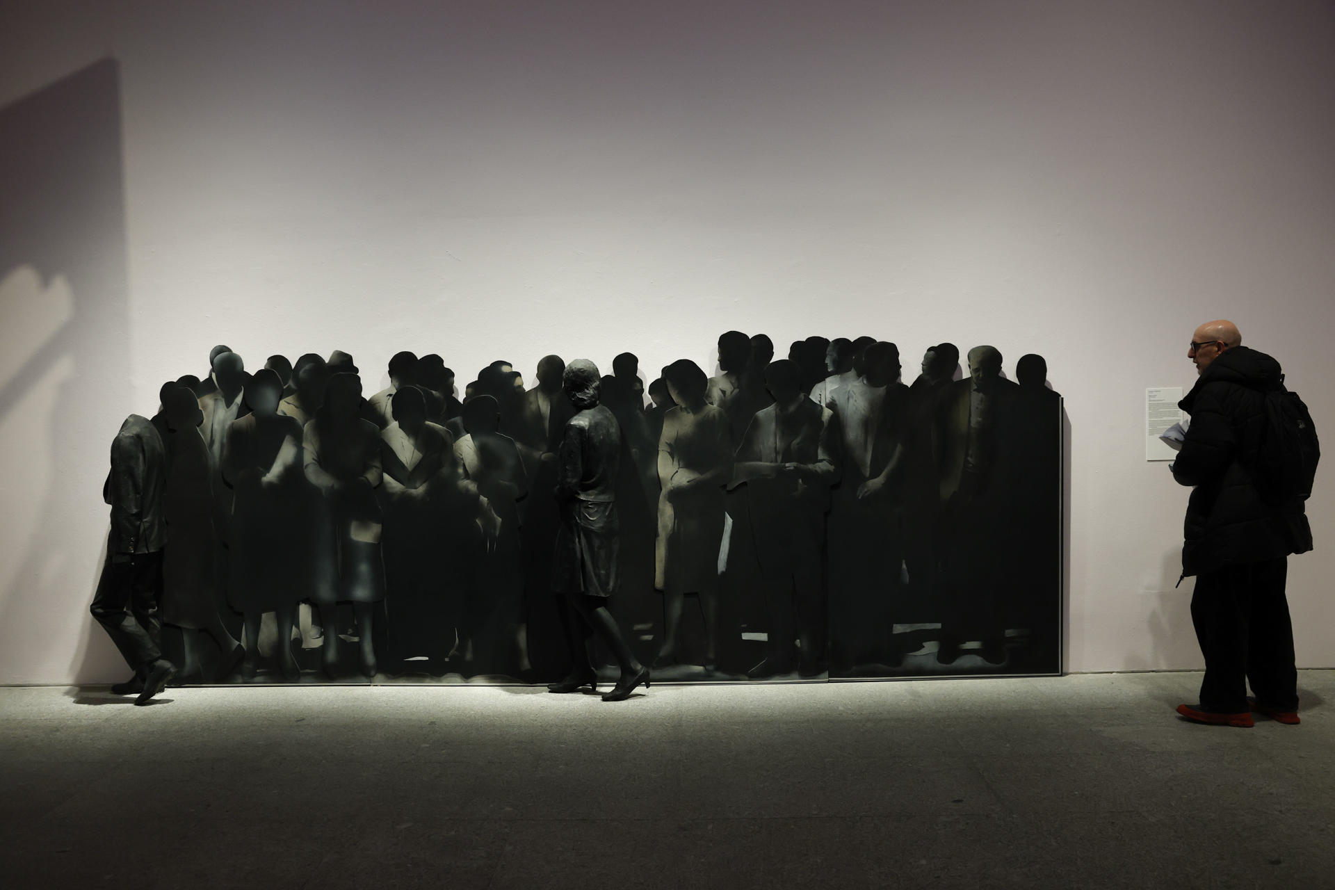 MADRID (ESPAÑA), 16/02/2026.- Vista de la obra 'Escena urbana' de Rafael Canogar durante la presentación este lunes de las Colecciones del Museo Reina Sofía: 'Colección. Arte Contemporáneo: 1975-Presente', que cuenta la historia del arte de los últimos 50 años desde España, y con la que se cambia la forma de mostrar los fondos de este museo al público, gracias a un recorrido más accesible, dinámico y didáctico que pone en el centro de la experiencia museística al visitante. EFE/ Chema Moya