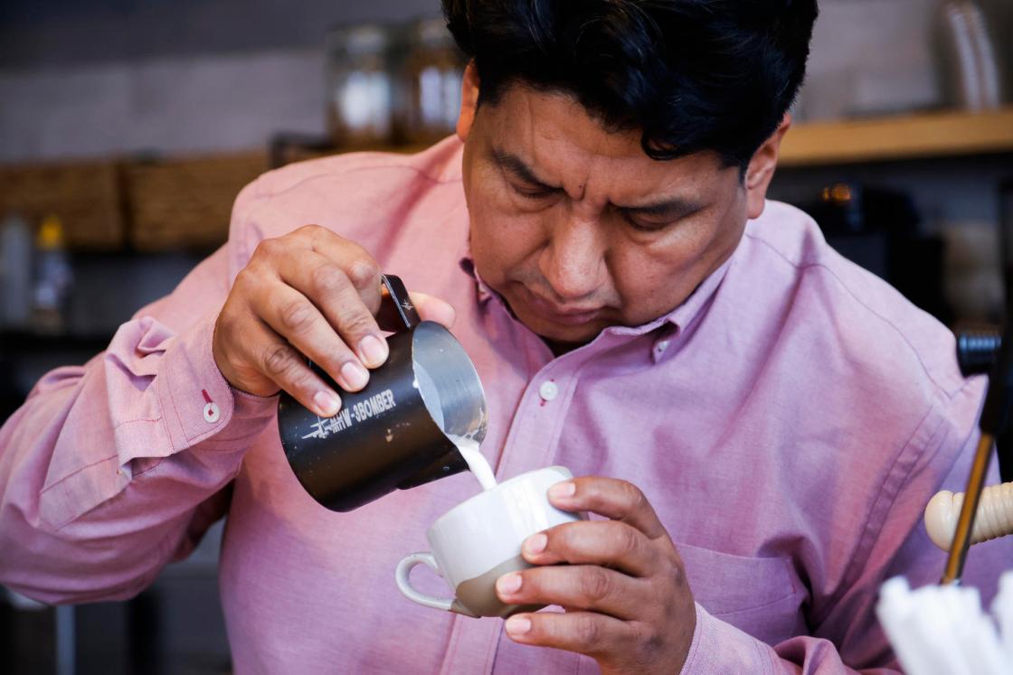 El barista ecuatoriano Jairo Sanguña, durante una entrevista con la Agencia EFE en su local de cafés. A más de 1.200 metros sobre el nivel del mar, en un territorio de gran biodiversidad del Chocó Andino, situado al noroeste de la capital ecuatoriana, se cultiva el Café de Quito, un grano de especialidad que busca abrirse camino en el mercado europeo por su valor gastronómico y como invitación para descubrir el paisaje y la identidad que lo hacen posible. EFE/ David Fernández