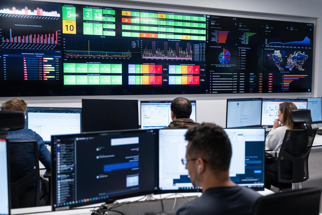 Fotografía de archivo que muestra a personas trabajando en un centro de operaciones, en Madrid (España). EFE/Fernando Villar