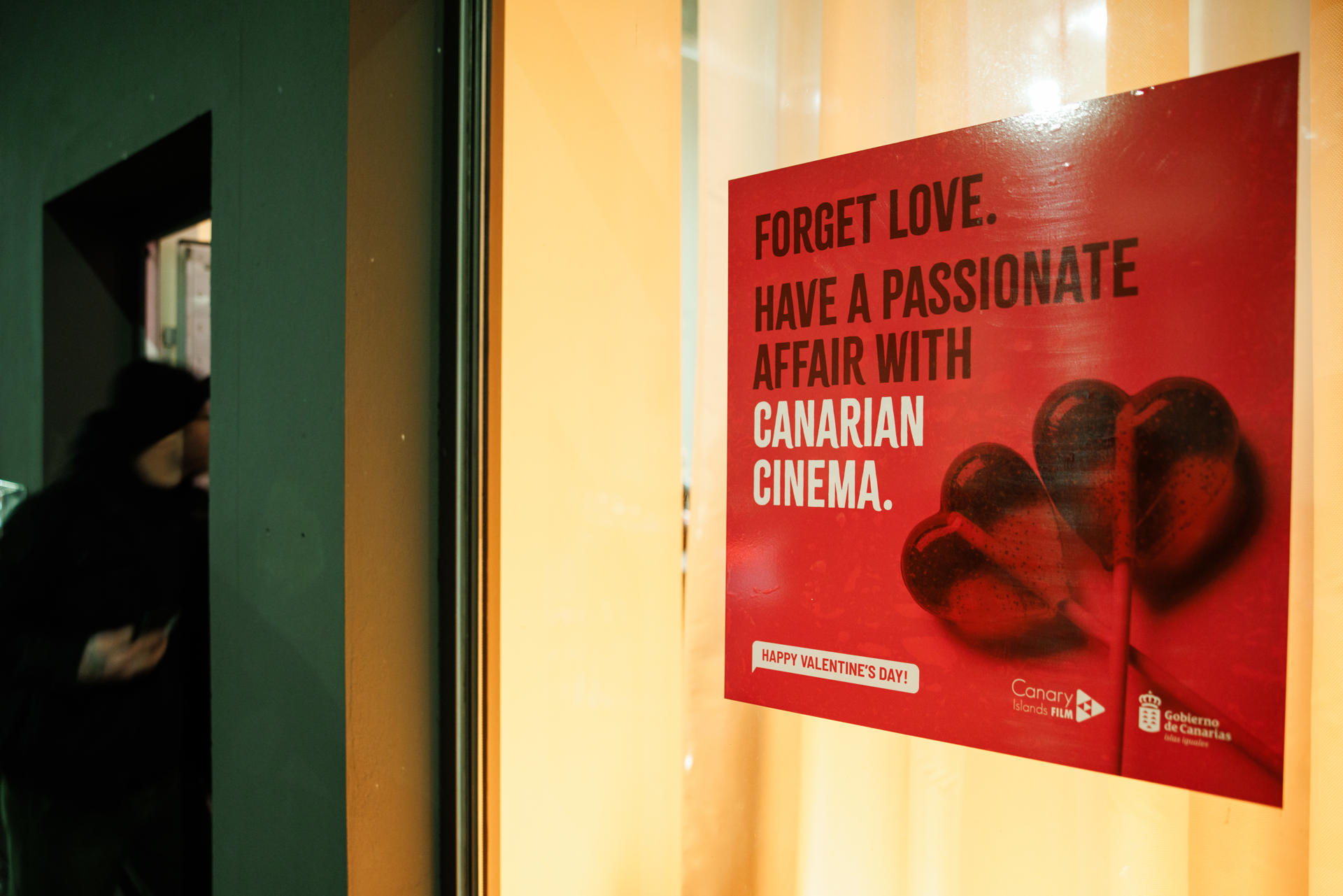 Un cartel del evento 'Forget love, have a passionate affair with Canarian Cinema', celebrado durante el Festival Internacional de Berlín 'Berlinale'.