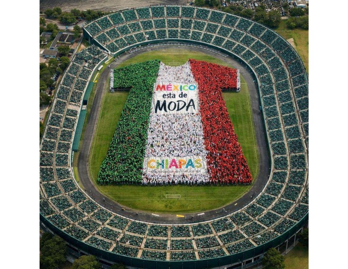 Imagen realizada con IA cedida por la Secretaria de Turismo de México (Sectur) de una camiseta conformada por personas en Chiapas (México). EFE/ Secretaria de Turismo de México /SOLO USO EDITORIAL/NO VENTAS/SOLO DISPONIBLE PARA ILUSTRAR LA NOTICIA QUE ACOMPAÑA (CRÉDITO OBLIGATORIO)