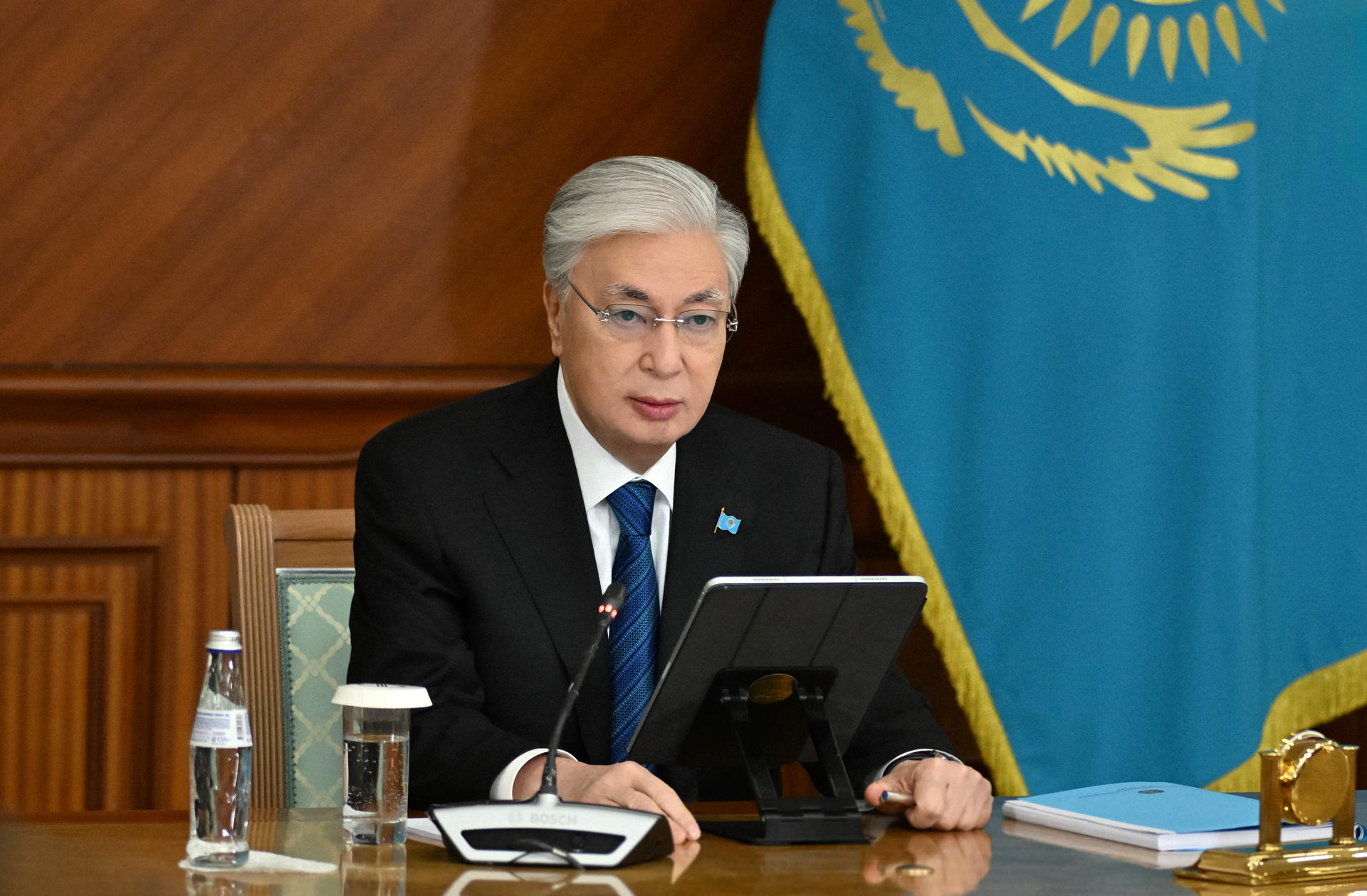 Astana (Kazajistán), 10/02/2026.- Foto facilitada por el Servicio de Prensa Akorda del presidente de la República de Kazajistán, Kassym-Jormart Tokayev, durante su discurso sobre los cambios en la Constitución. Kazajistán, el mayor país de Asia Central, confía en pasar este año de ser una república superpresidencialista a una con un Parlamento más influyente. EFE/EPA/SERVICIO DE PRENSA PRESIDENCIAL DE KAZAJISTÁN AKORDA/SOLO USO EDITORIAL/NO VENTAS/SOLO USO EDITORIAL/SOLO DISPONIBLE PARA ILUSTRAR LA NOTICIA QUE ACOMPAÑA (CRÉDITO OBLIGATORIO)