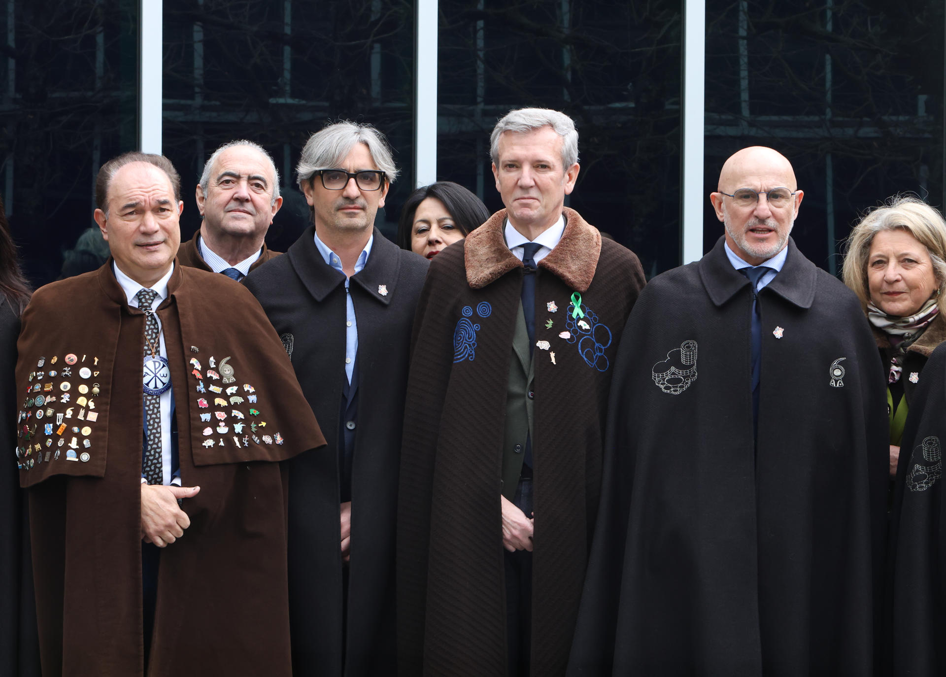 El presidente de la Xunta de Galicia, Alfonso Rueda (c), acompañado por los comendadores del Cocido el seleccionador nacional de fútbol, Luís de la Fuente (3-d); el doctor y cirujano Diego González (2-i) y el alcalde de Lalín, José Crespo (i), encabezan el paseo de autoridades para dar inicio a las fiestas de la LVIII Feria del Cocido con el tradicional desfile de comparsas, este domingo en Lalín. EFE/ Xoán Rey