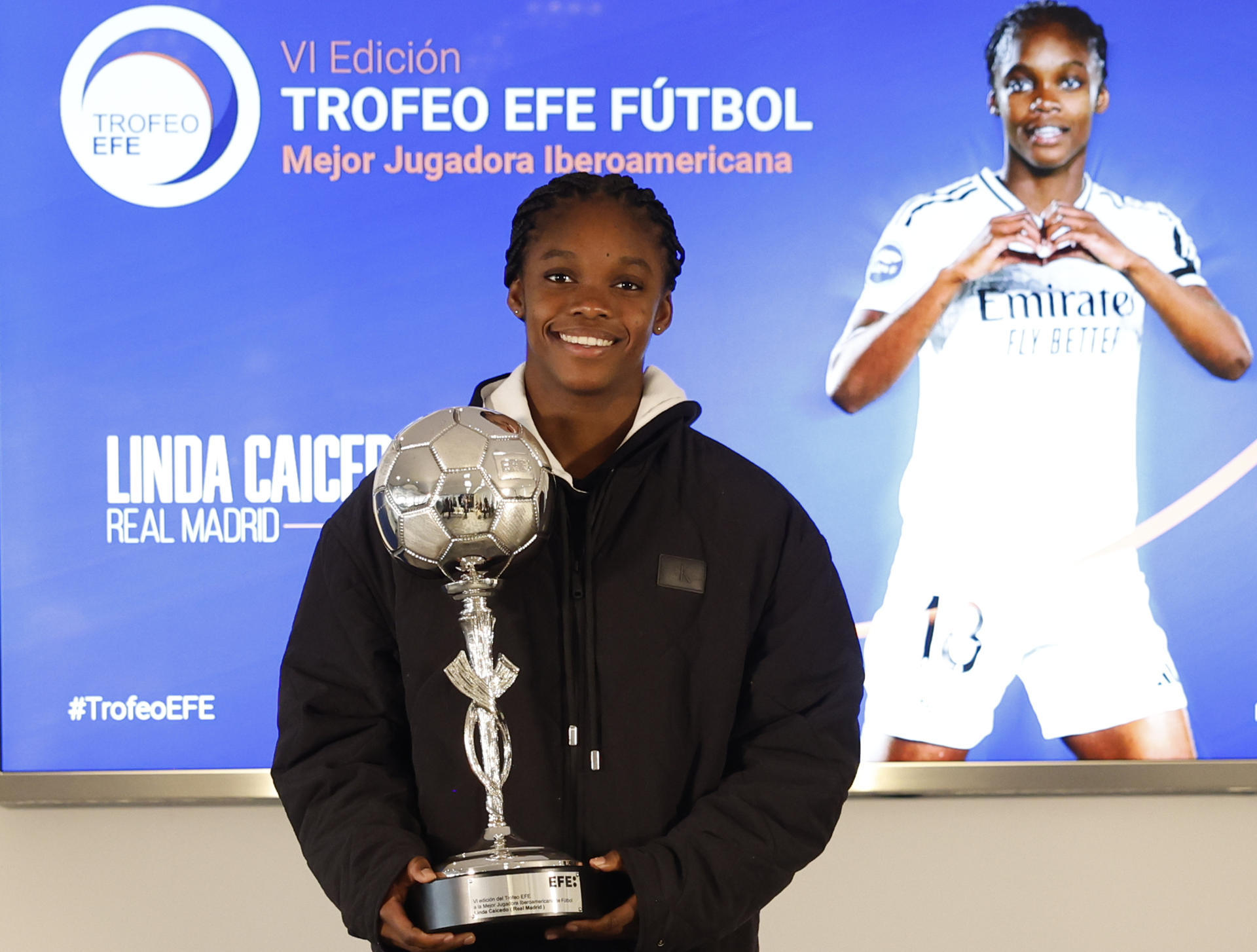 La colombiana Linda Caicedo, futbolista del Real Madrid, posa tras recibir el premio a la Mejor Jugadora Iberoamericana de 2025 este lunes en la sede de la Agencia EFE. EFE/ Ballesteros