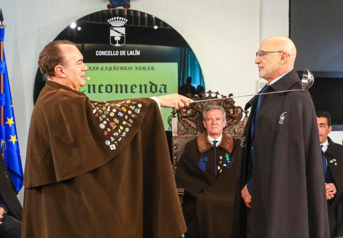 El alcalde de la localidad pontevedresa de Lalín, José Crespo, nombra comendador al seleccionador nacional de fútbol, Luís de la Fuente (d), durante la ceremonia de la Encomienda del Cocido en las fiestas de la LVIII Feria del Cocido este domingo en Lalín. EFE/ Xoán Rey 