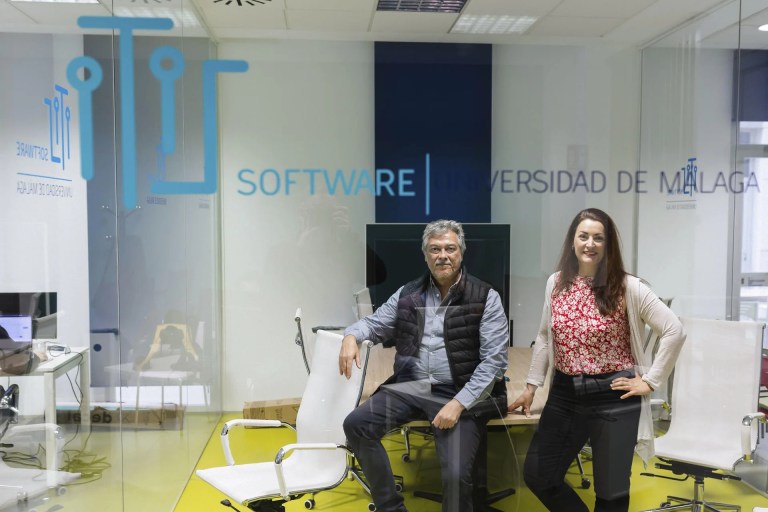 MÁLAGA (ESPAÑA), 16/03/2026.- Los investigadores Virginia García y José Aldana que tienen un proyecto de investigación que va a mapear por satélite las zonas deforestadas y reforestadas, con el objetivo de crear nuevos bosques más duraderos y ecológicos, posan en una de las salas del edificio Ada Byron desde donde trabajan. EFE/Carlos Díaz.